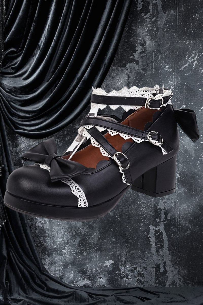 Ballerines gothiques noires Darkmist en cuir avec talon carré, décorées de dentelle blanche et boucles argentées, style romantique noir