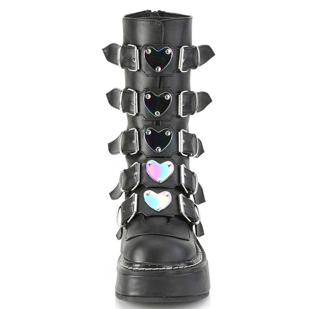 Botte plateforme gothique noire avec cinq boucles et cœurs décoratifs irisés sur le devant, modèle Abyssal