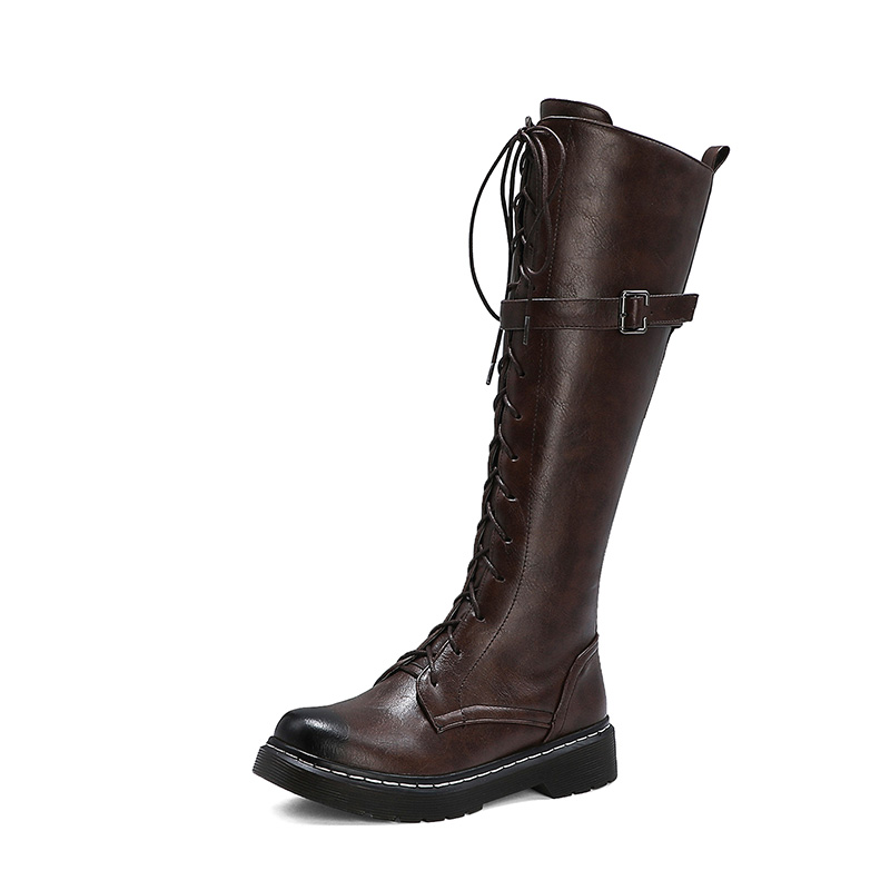 Botte punk gothique GothReborn en cuir marron foncé avec lacets avant, boucle latérale et semelle noire épaisse, vue de profil droit
