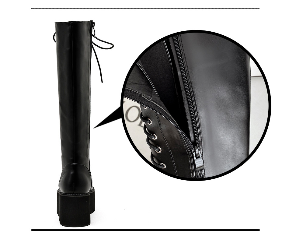 Bottes compensées gothique Mysticthorn en simili cuir noir, vue arrière avec gros plan sur la fermeture éclair et les lacets décoratifs