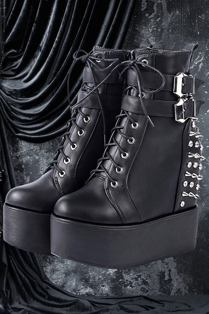 Bottes gothiques cloutées Studmys noires en simili cuir avec plateforme épaisse, lacets avant, boucles métalliques et clous argentés sur le talon