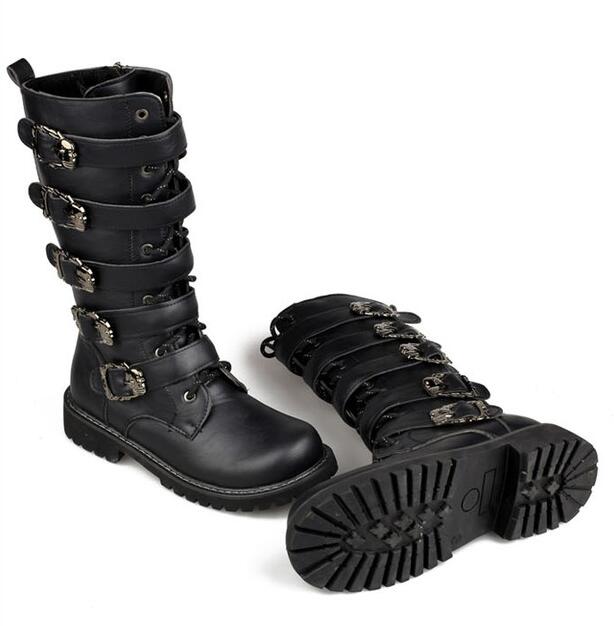 Bottes gothiques hautes noires en cuir avec six lanières et boucles métalliques décoratives modèle Nightdom, vue de face et de dessous montrant la semelle crantée