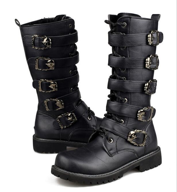 Bottes gothiques hautes noires en cuir avec cinq lanières à boucles métalliques décoratives modèle Nightdom