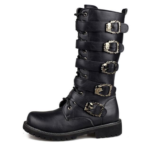 Bottes gothiques hautes noires en cuir avec lanières et boucles métalliques décoratives modèle Nightdom vue de profil