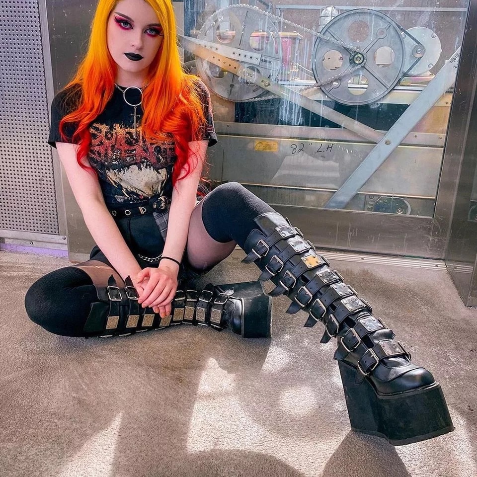 Bottes gothiques multiples lanières Netherbloom noires en simili cuir avec plateforme épaisse, vue assise angle avant