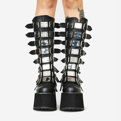 Bottes gothiques noires en cuir avec multiples lanières et boucles métalliques argentées, vue arrière sur plateforme épaisse