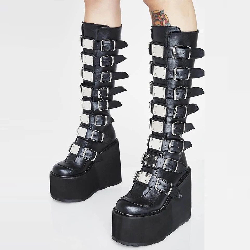 Bottes gothiques noires en cuir avec multiples lanières et boucles métalliques, plateforme épaisse, modèle Netherbloom, vue de face sur jambes