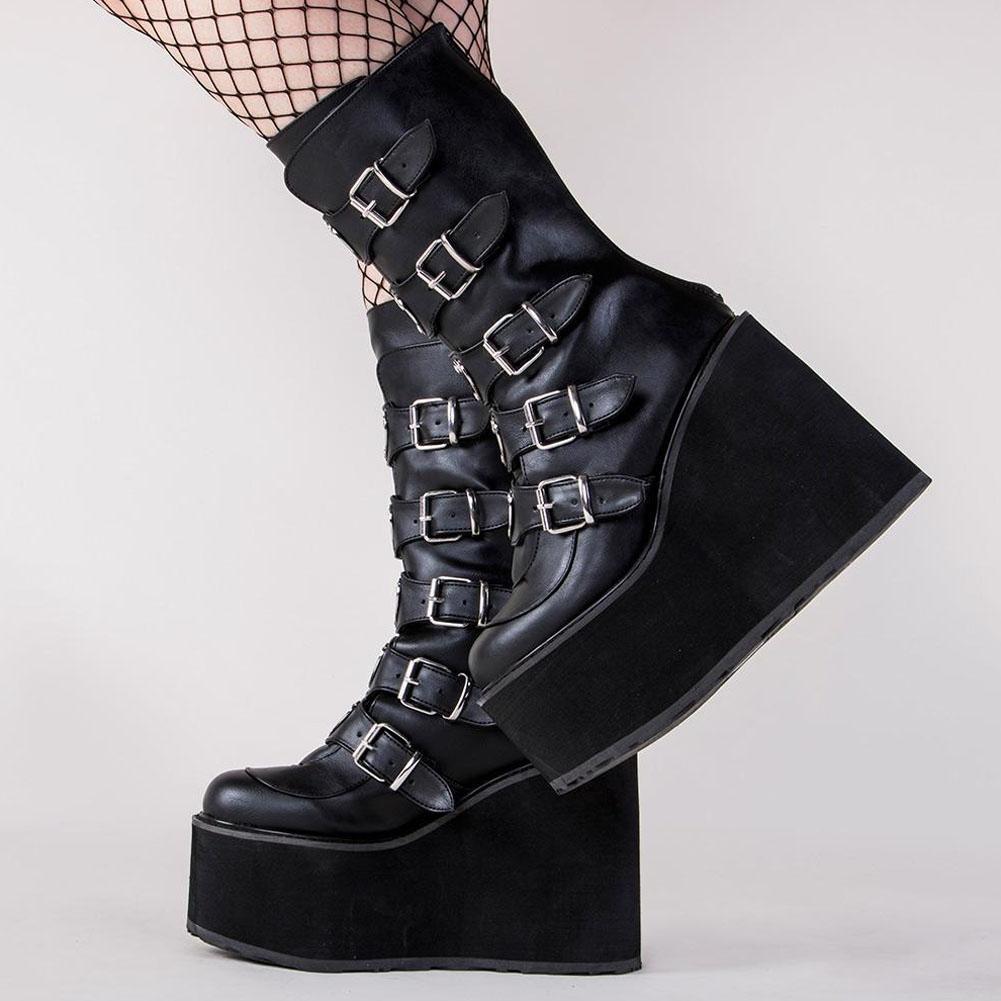 Bottes plateforme gothique cœur Abyssal noires en cuir avec multiples boucles métalliques et semelle épaisse en plateforme vue de profil