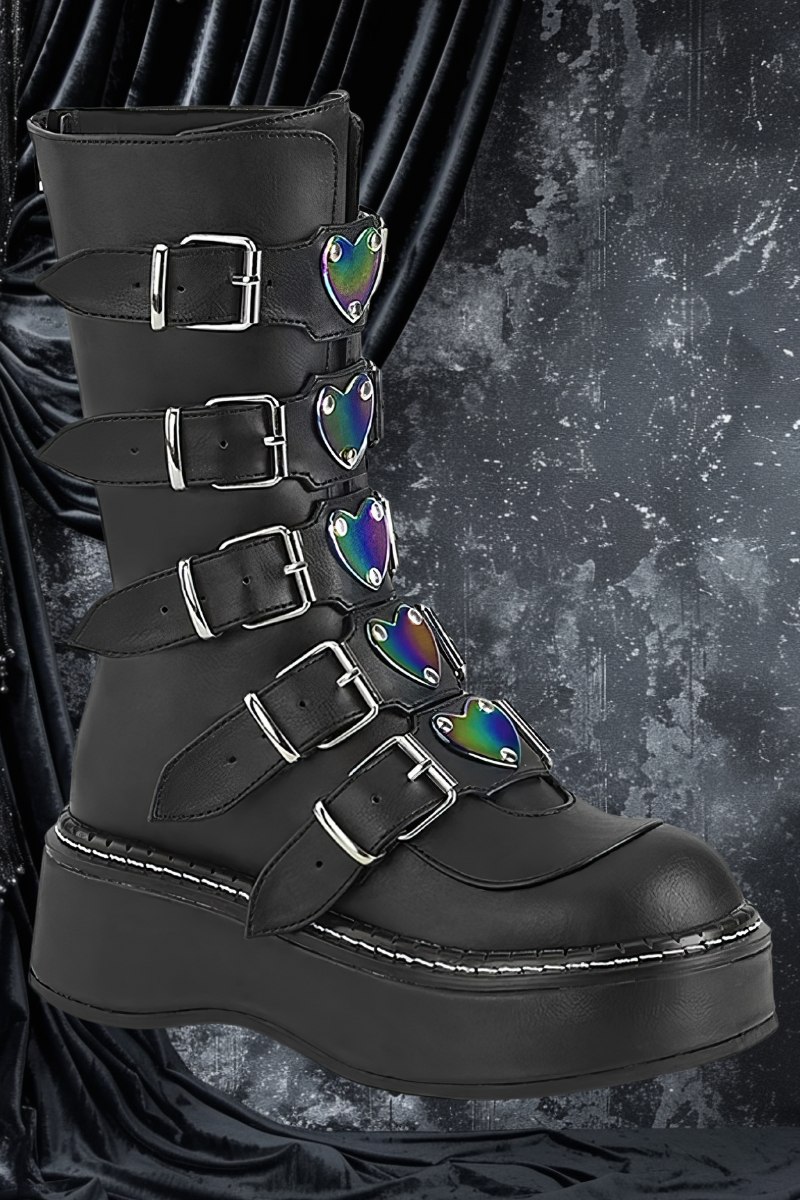 Bottes plateforme gothique noires en cuir avec cinq boucles argentées ornées de cœurs irisés, modèle Abyssal