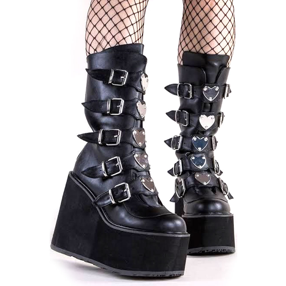 Bottes plateforme gothique noires en cuir avec multiples boucles argentées et cœurs métalliques décoratifs, vue de face sur jambes en résille