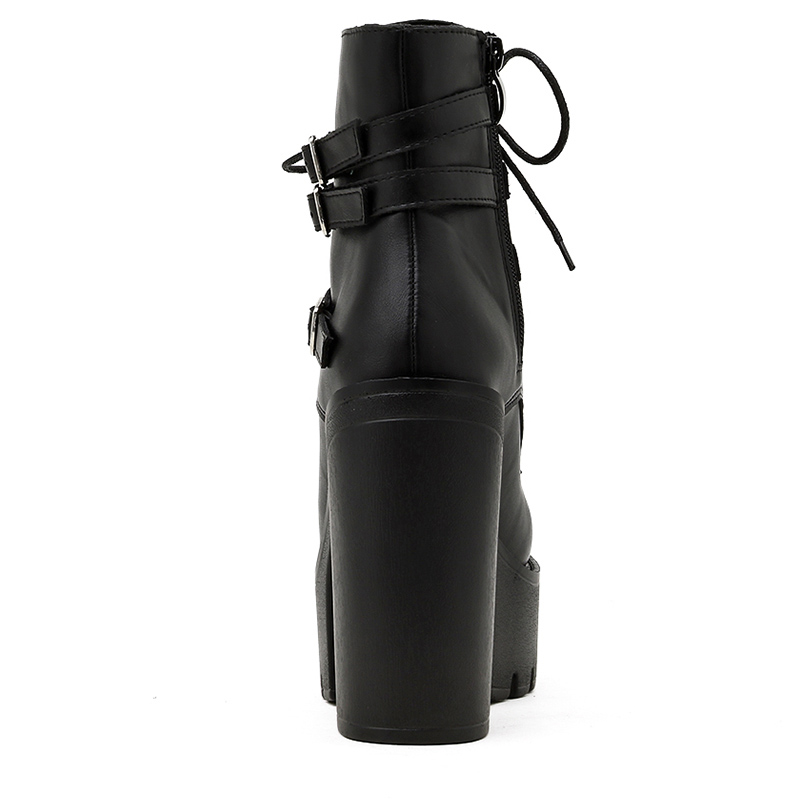 Bottine gothique noire en cuir avec talon épais vu de dos montrant les boucles et lacets