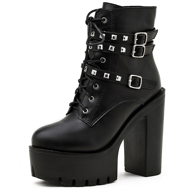 Bottine gothique noire en cuir avec plateforme épaisse, talon bloc et clous carrés argentés sur brides à boucles
