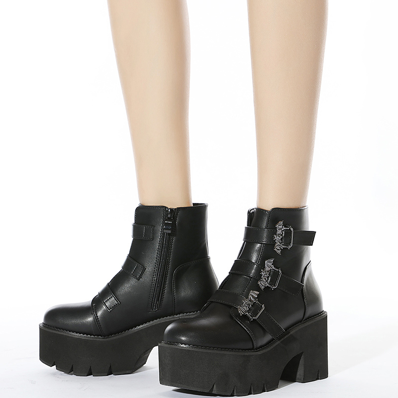 Bottines femme gothique noires Batgoth en simili cuir avec plateforme épaisse et trois boucles décoratives métalliques