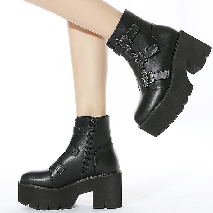 Bottines femme gothique noires en cuir avec semelle plateforme épaisse et boucles décoratives modèle Batgoth vue de profil