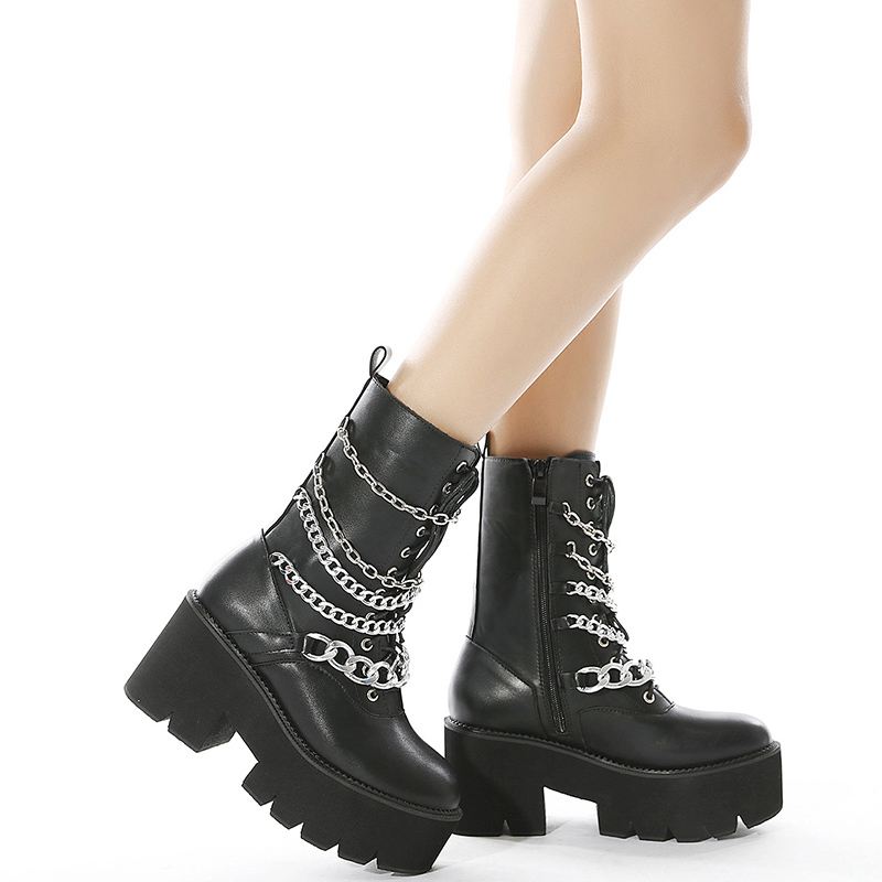 Bottines femme punk gothique noires en cuir avec chaînes argentées et semelle plateforme épaisse vue de côté