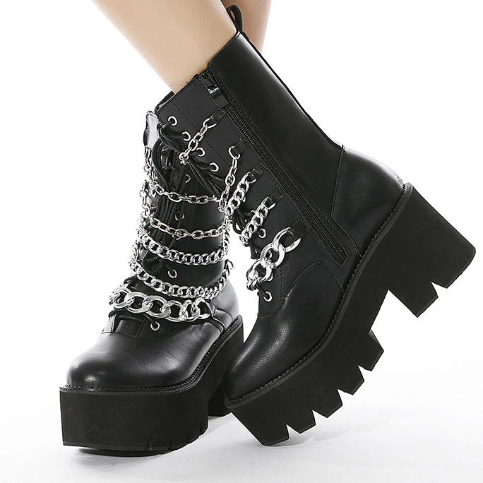 Bottines femme punk gothique noires en simili cuir avec semelle plateforme épaisse et chaînes argentées décoratives sur le devant, vue latérale