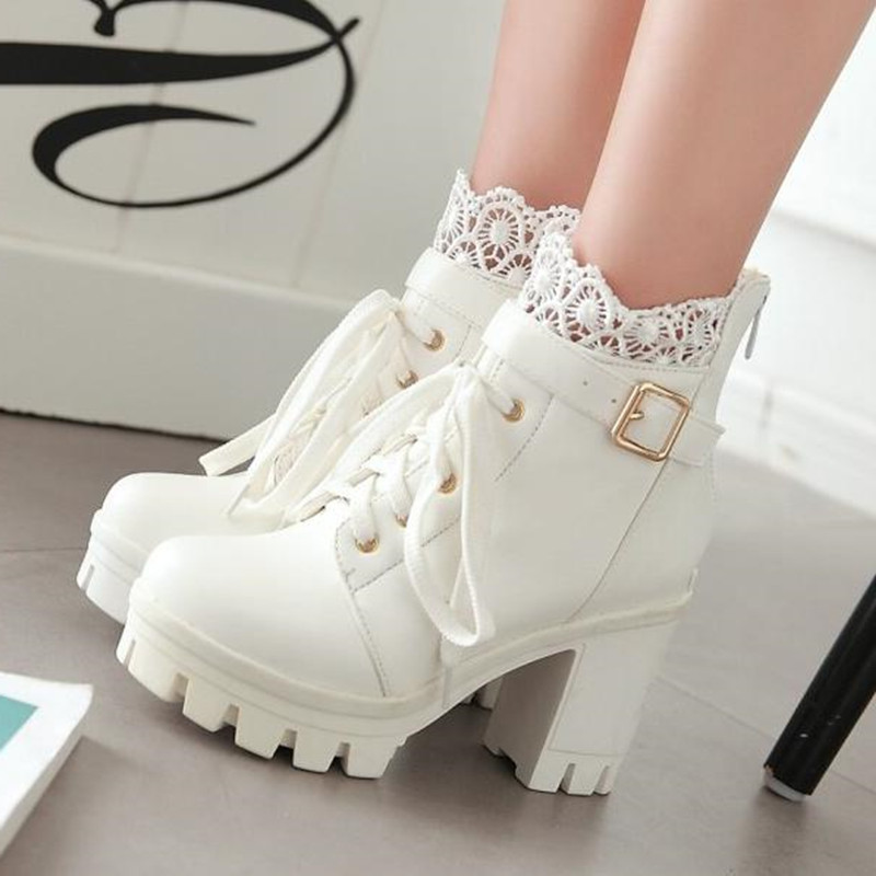 Chaussures bottines gothiques blanches avec talon épais, lacets, boucle dorée et bordure en dentelle florale blanche modèle BloomGothLace