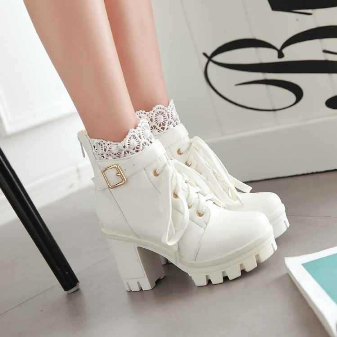 Chaussures bottines gothiques blanches BloomGothLace avec talon épais, lacets et bordure en dentelle florale blanche