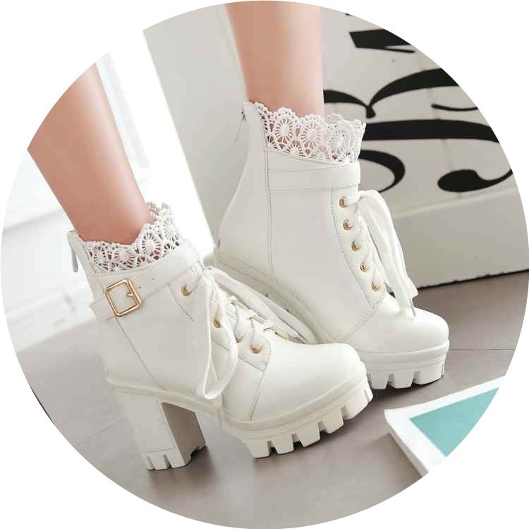Chaussures bottines gothiques blanches à talons épais avec dentelle florale blanche au bord supérieur et boucle dorée décorative BloomGothLace