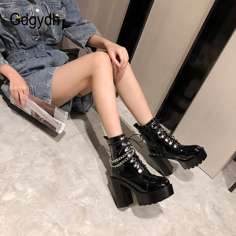 Bottines gothiques noires brillantes femme Nightserenade avec talons épais et chaînes décoratives côté