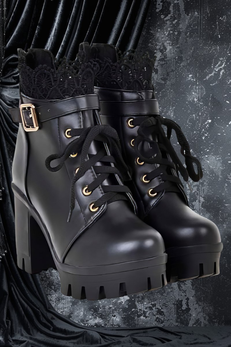 Chaussures bottines gothiques noires en cuir avec touches florales en dentelle noire, lacets noirs, boucle métallique dorée et semelle crantée épaisse