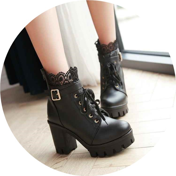 Chaussures bottines gothiques noires en cuir avec talon épais, lacets et détail de dentelle florale noire au niveau de la cheville, modèle BloomGothLace