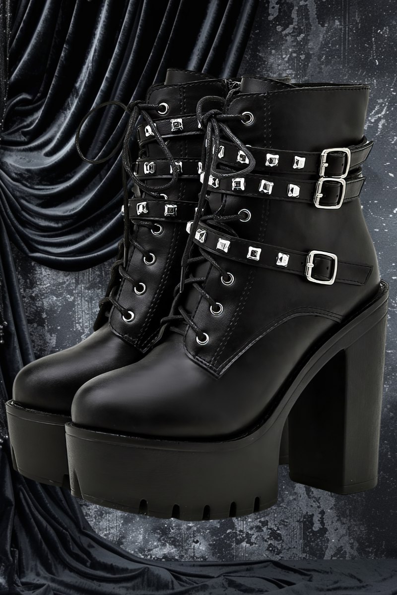 Bottines gothiques noires en cuir avec plateforme épaisse, talon carré, clous carrés argentés et sangles à boucles métalliques