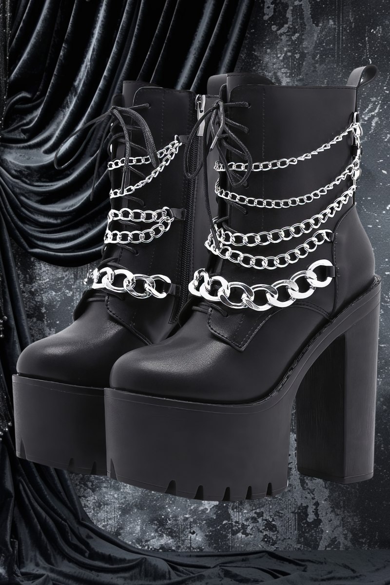 Bottines punk gothique talons hauts noires en cuir avec plateformes épaisses et chaînes argentées décoratives modèle Veilwhisper