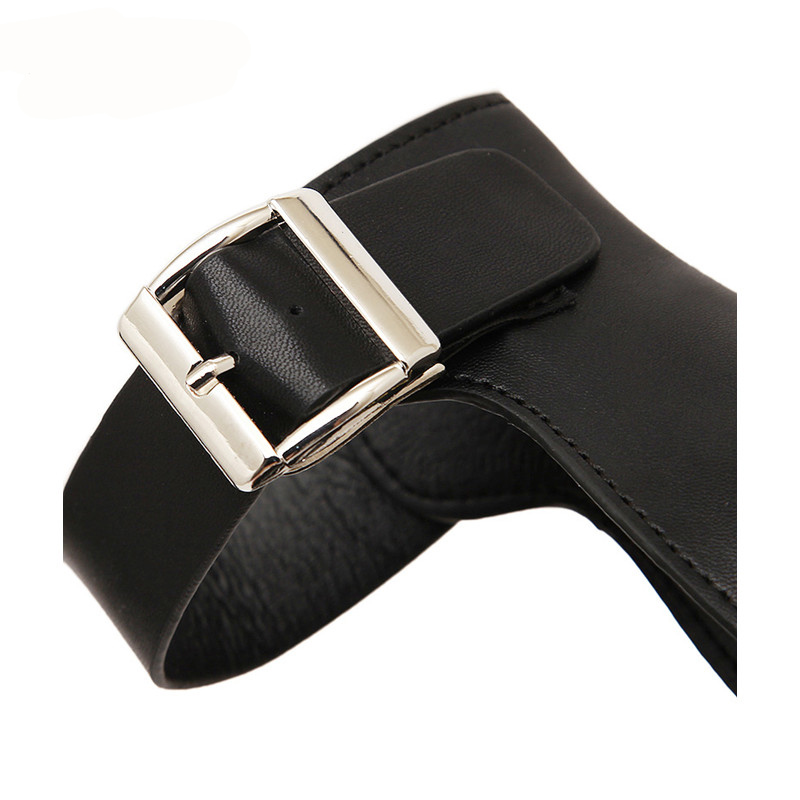 Détail boucle argentée sur chaussure talons gothiques hauts GothHeel en cuir noir