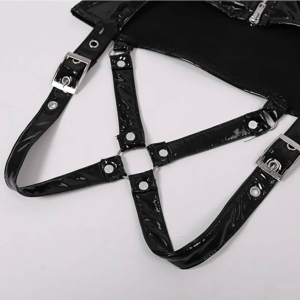 Détail des bretelles en cuir noir brillant avec boucles métalliques argentées de la jupe gothique cuir noir Mourningia