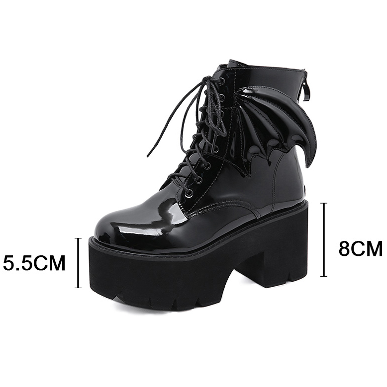 Chaussure gothique compensée noire en cuir verni avec motif aile de chauve-souris sur le côté, vue de profil montrant la semelle épaisse de 5,5 cm et le talon de 8 cm