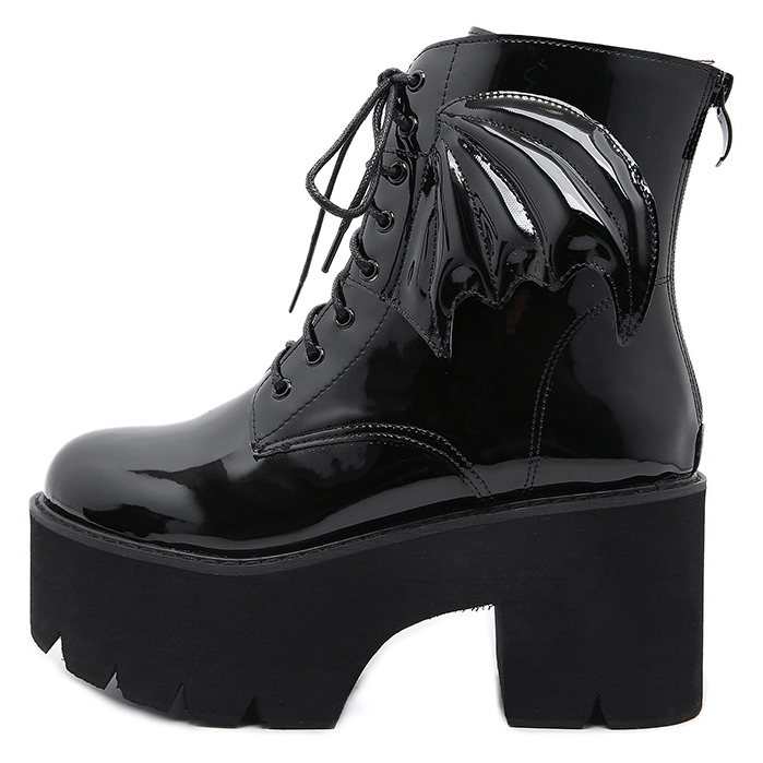 Chaussure gothique compensée noire en cuir verni avec motif aile de chauve-souris sur le côté