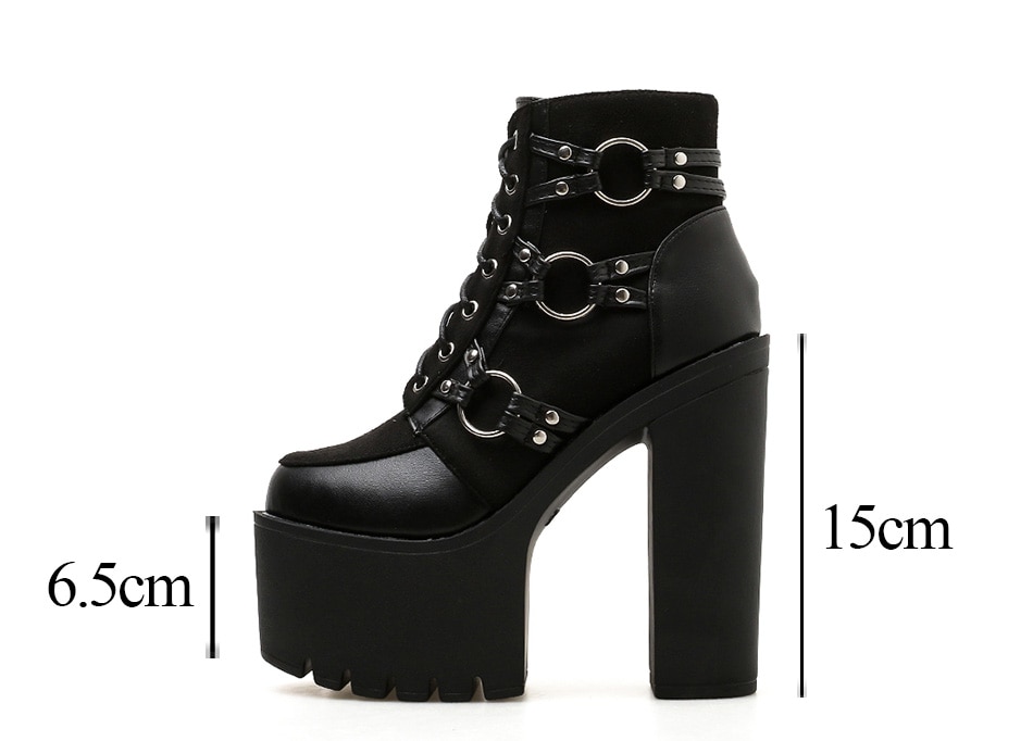 Chaussure gothique femme noire en cuir avec boucles métalliques et plateforme épaisse, vue de profil montrant talon haut de 15 cm et semelle crantée de 6,5 cm