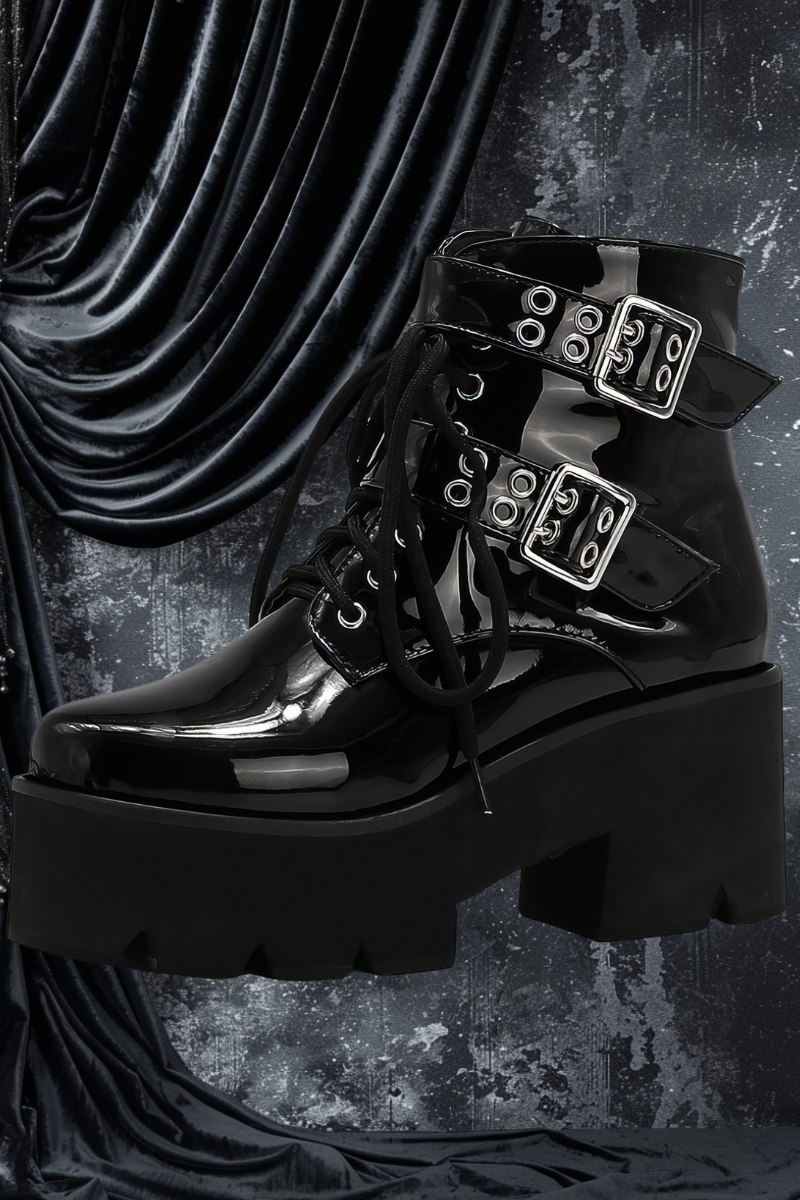 Chaussure gothique noire brillant à plateforme épaisse avec lacets et boucles métalliques argentées