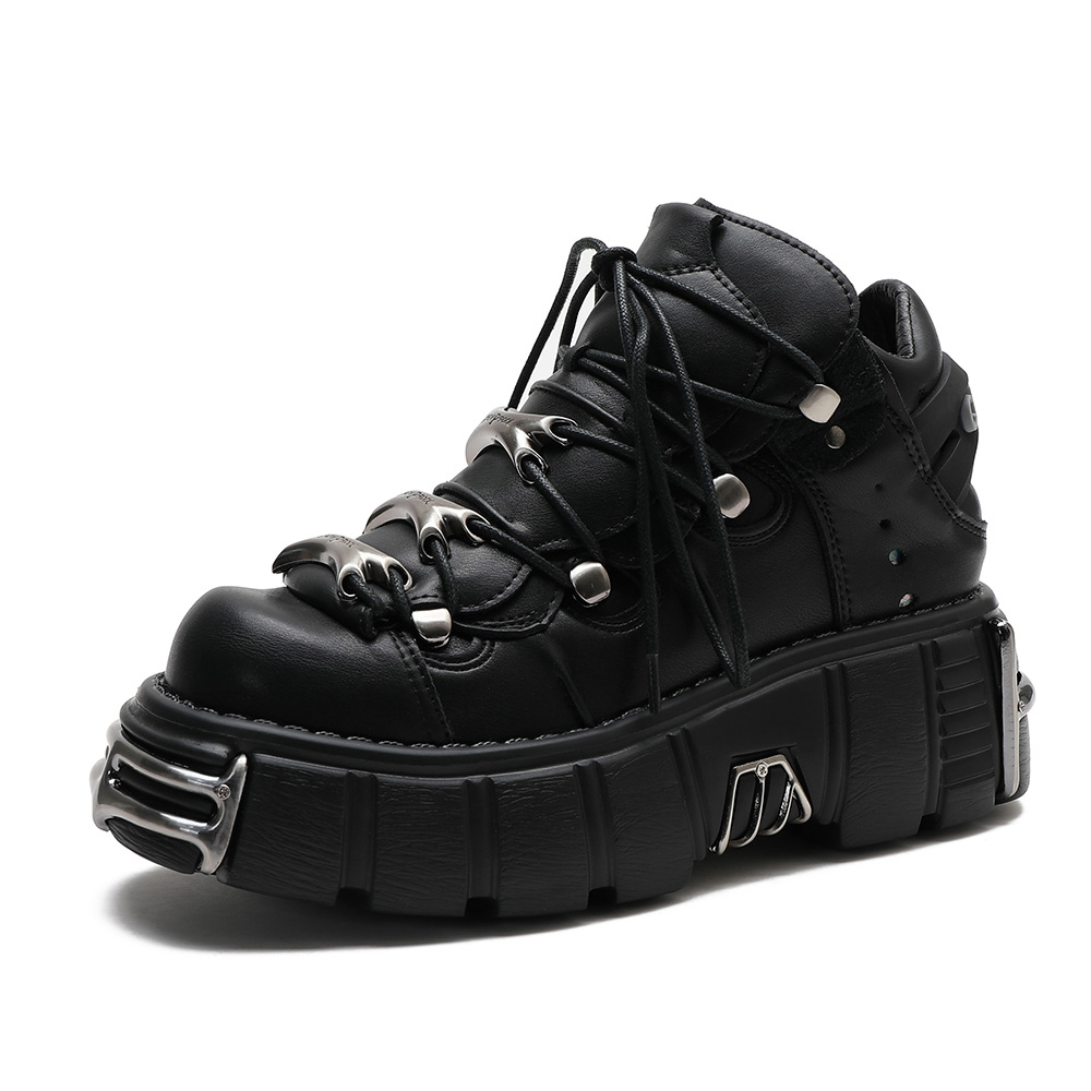 Chaussure gothique plateforme noire PlatfromShadow en cuir avec lacets, œillets métalliques et détails argentés sur la semelle épaisse