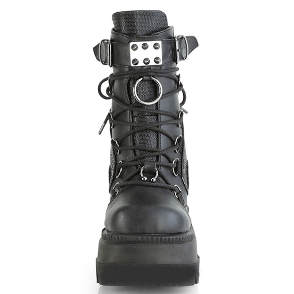 Chaussure grosse plateforme gothique MegaPlinth noire en cuir avec lacets, boucle métallique et œillets argentés vue de face