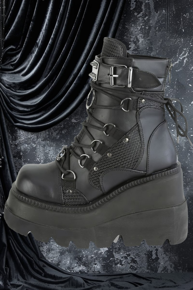 Chaussure grosse plateforme gothique noire en cuir avec lacets et boucles métalliques, modèle MegaPlinth