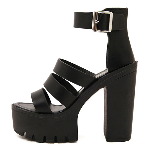 Chaussure talon gothique haut noire en simili cuir avec plateforme crantée et brides multiples, boucle argentée à la cheville