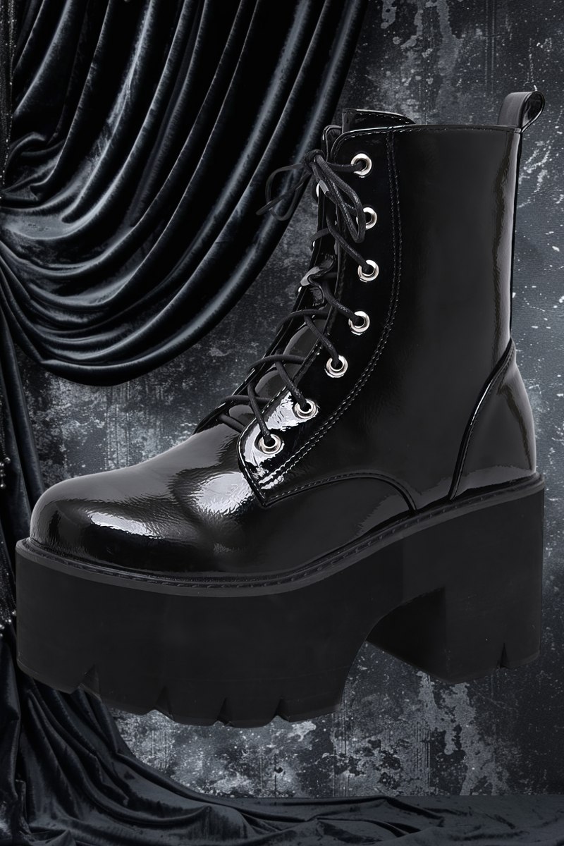 Chaussure à talons compensés gothique ShadowWedge noire en cuir verni avec lacets et semelle épaisse crantée
