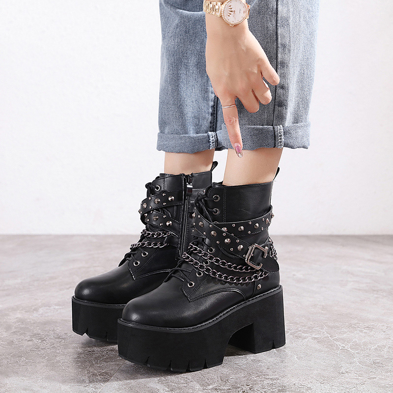 Chaussures femmes gothiques à pointes courtes en cuir noir avec semelle plateforme épaisse, lacets, chaînes argentées et œillets métalliques
