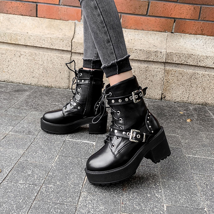 Chaussures gothique femme à lanières et lacets StrapBlackLace en cuir noir avec semelle épaisse et boucles métalliques, vue latérale portée