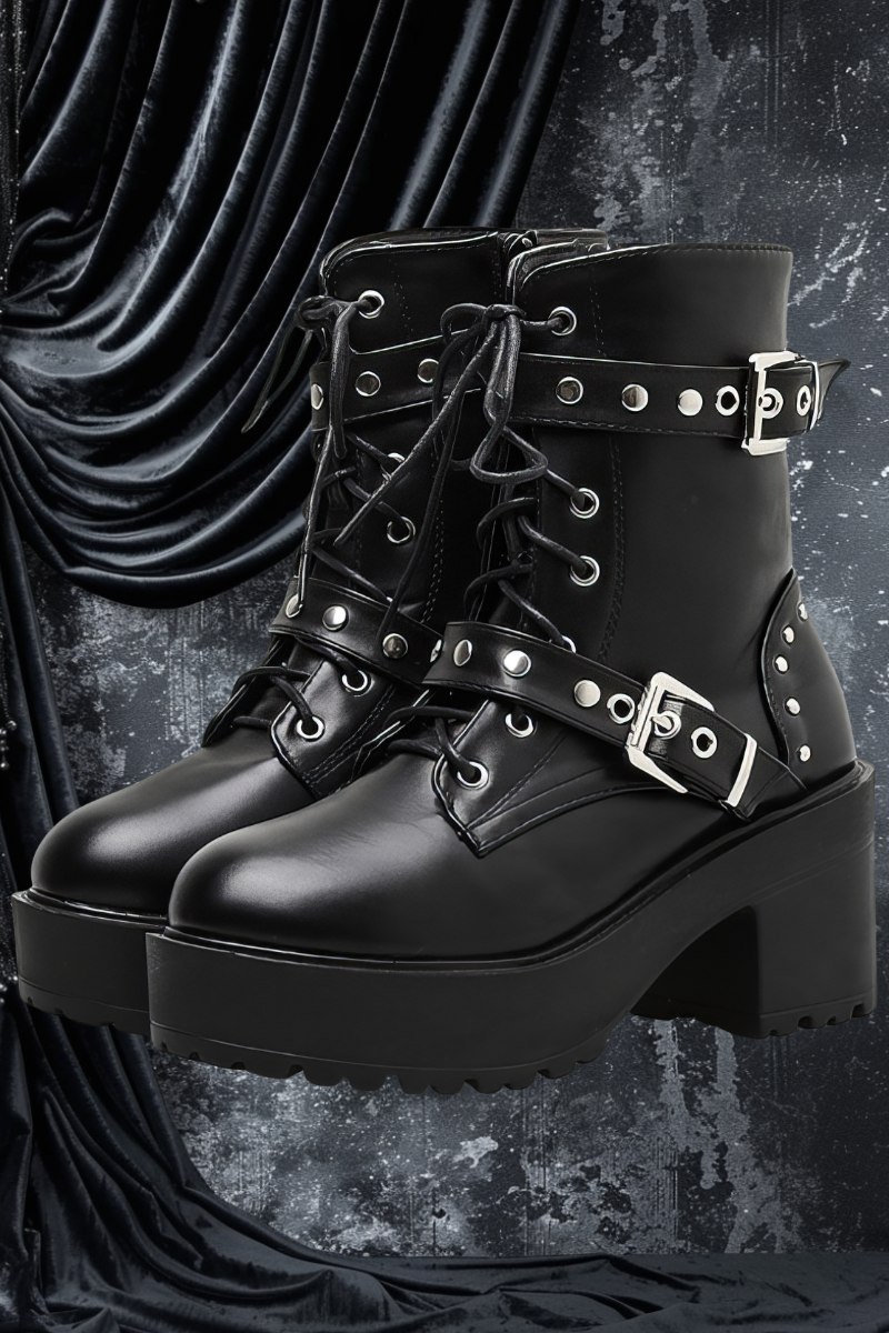 Chaussures gothique femme à lanières et lacets noires en cuir avec plateforme épaisse, boucles argentées et œillets métalliques