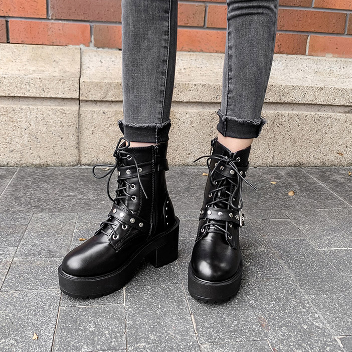 Chaussures gothique femme noires à lanières et lacets, modèle StrapBlackLace, bottines montantes en cuir avec semelle plateforme épaisse, détails métalliques et œillets argentés