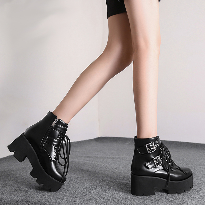 Chaussures gothique noire brillant RogueBlack, bottines à lacets avec semelle plateforme épaisse et boucles métalliques décoratives sur le côté