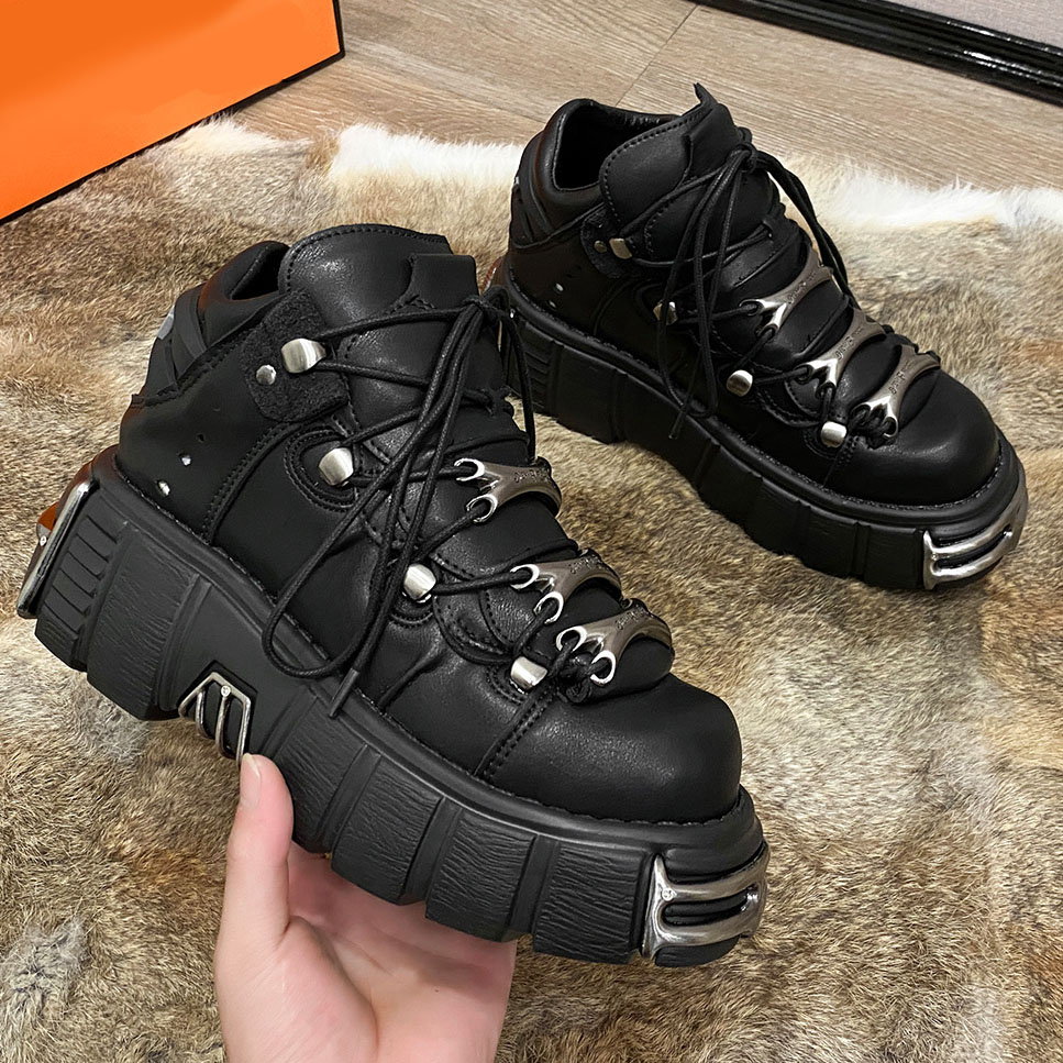 Chaussures gothiques plateformes noires PlatfromShadow en simili cuir avec semelle épaisse crantée et détails métalliques argentés