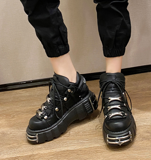 Chaussures gothiques plateformes noires PlatfromShadow en cuir avec semelle épaisse et détails métalliques avant