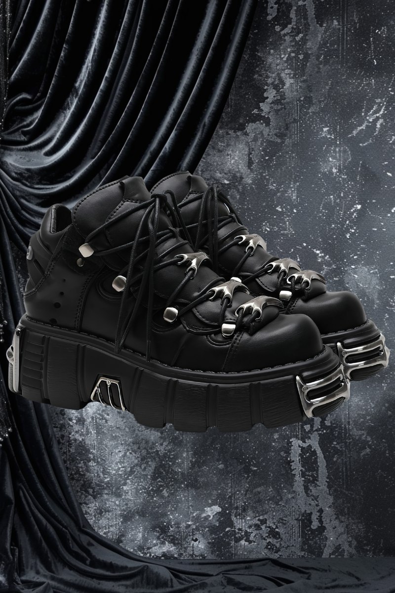 Chaussures gothiques plateformes noires PlatfromShadow avec semelle épaisse et détails métalliques argentés, lacets croisés et œillets métalliques