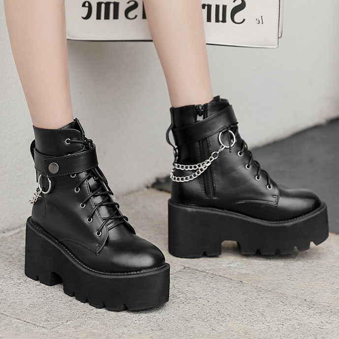 Chaussures gothiques véganes GothStep noires à plateforme épaisse avec lacets, boucle et chaînes décoratives côté cheville