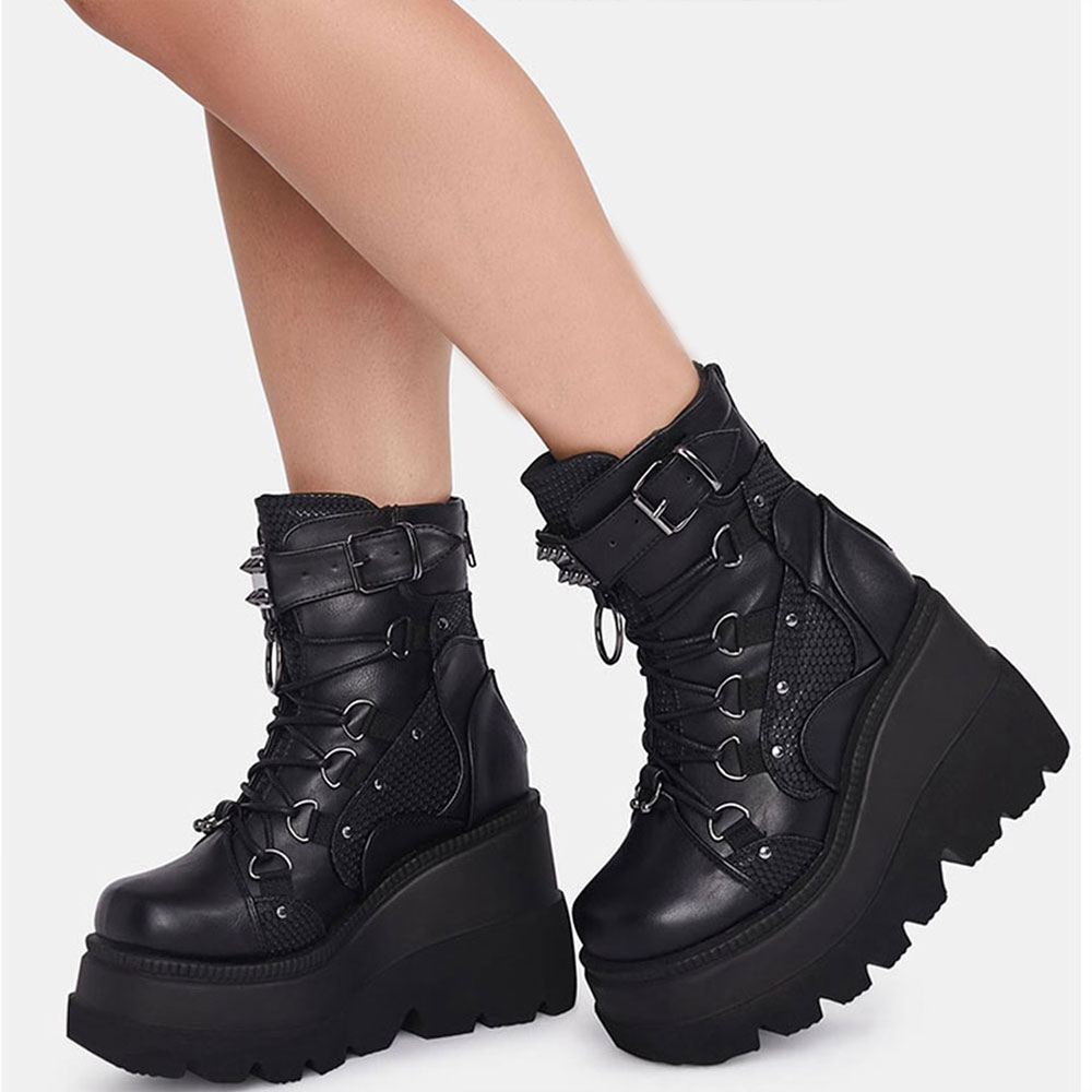 Chaussures grosse plateforme gothique MegaPlinth noires en simili cuir avec lacets, boucles métalliques et semelle crantée épaisse vue de profil