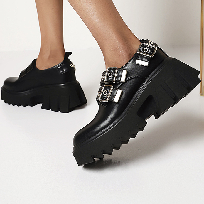 Chaussures punk femme gothique noires en cuir avec semelle épaisse crantée et boucles métalliques argentées